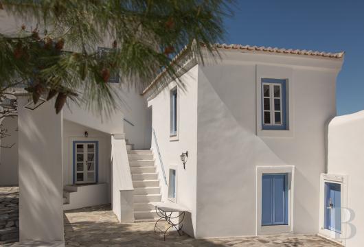 À Kranidi, une maison grecque de 300 m² tournée vers sa cour intérieure