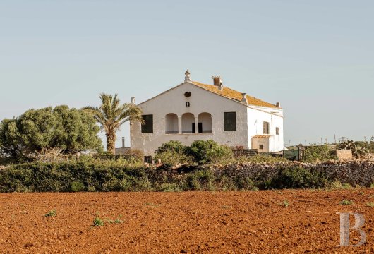 À Ciutadella de Menorca, une finca minorquine de 300 m² sur plus de 10 hectares de terres agricoles, ses bâtiments ...