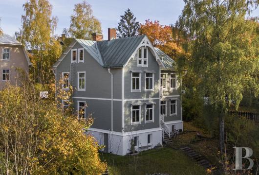 À Södertälje, une villa Art Nouveau de 1906 avec trois logements indépendants et vue sur le canal