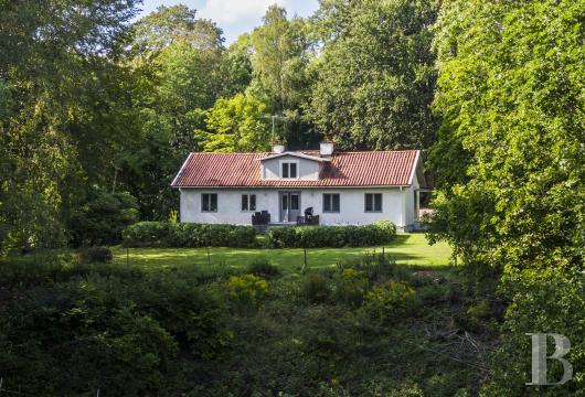En Suède, sur les rives du Mälaren, une maison ancienne avec écurie et vue sur le lac
