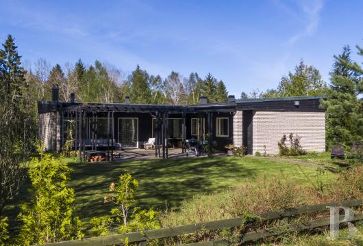 À Järna, en Suède, une maison entre forêt et mer Baltique