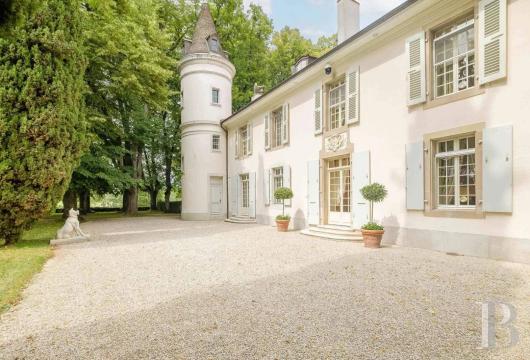 En région genevoise, un château de pierre enraciné dans la campagne lémanique