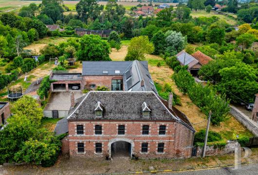 Dans l'un des Plus Beaux Villages de Wallonie, dans le Hainaut, une ancienne ferme lainière de 1686