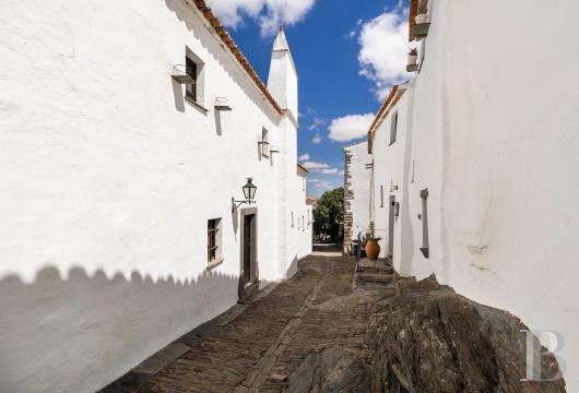 Dans les murailles de Monsaraz, en Alentejo, une maison historique de près de 300 m² face au lac Alqueva