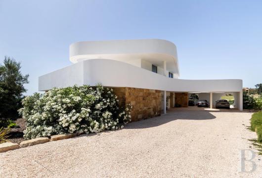 En Algarve, sur les hauteurs de Palmares, une villa contemporaine face à la baie de Lagos, sur quelque 3 000 m² ...