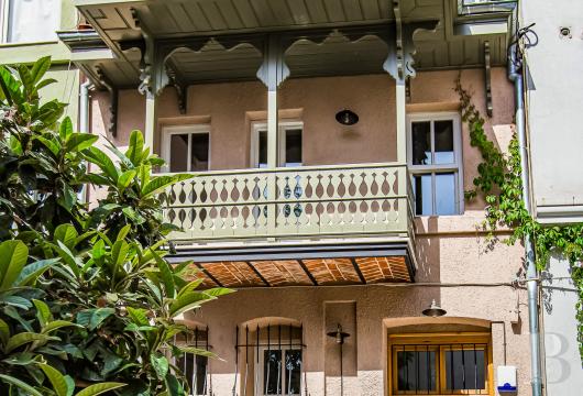 À Istanbul, une maison détachée classée à Gumussuyu, trois étages et cheminée d'époque