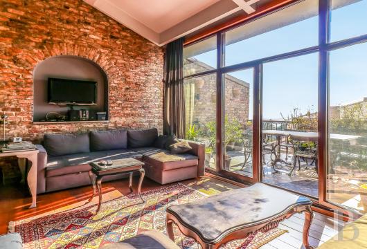 À Galatasaray, sur Turnacibasi Street, un duplex penthouse de 180 m² dans un immeuble historique avec vue sur ...