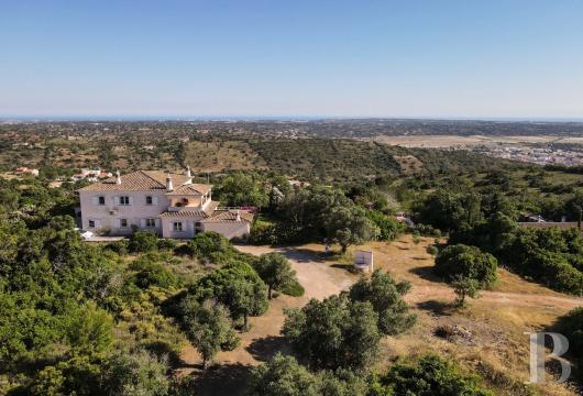 Au sommet d'une colline en Algarve, près d'Albufeira, une propriété avec vue panoramique sur l'océan et l'arrière-pays