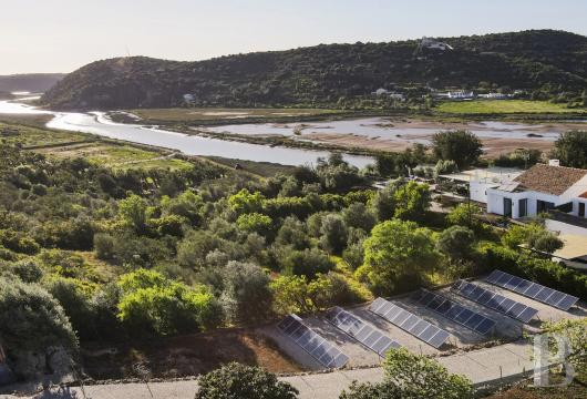 Près de Silves, en Algarve, une villa contemporaine au bord de la rivière