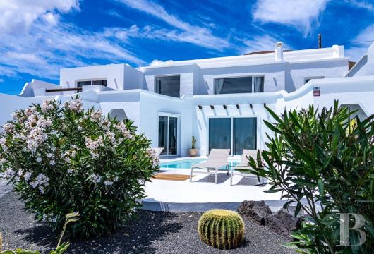 À Lanzarote, entre volcans et océan, une maison de village restaurée, son jardin et ses terrasses