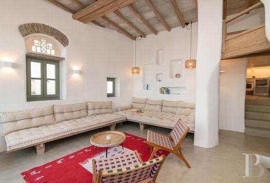 Sur l'île de Tinos, au sein du village d'Arnados, une maison cycladique restaurée, face à la mer