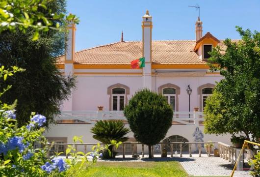 Dans l'Alto Alentejo, à Crato, un palais de 1905, son cloître et quelque 600 m² de cour