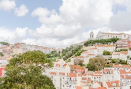 Sur la colline du Château, avec vue sur tout Lisbonne, un immeuble et ses neuf appartements rénovés  
